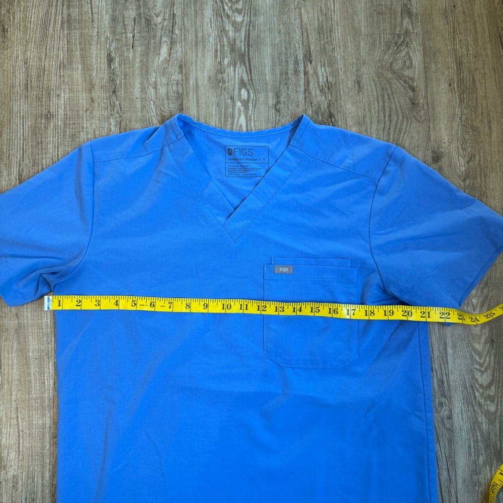 Women’s Figs Double Pocket Light Blue Scrub Top Size Small - Picture 4 of 5